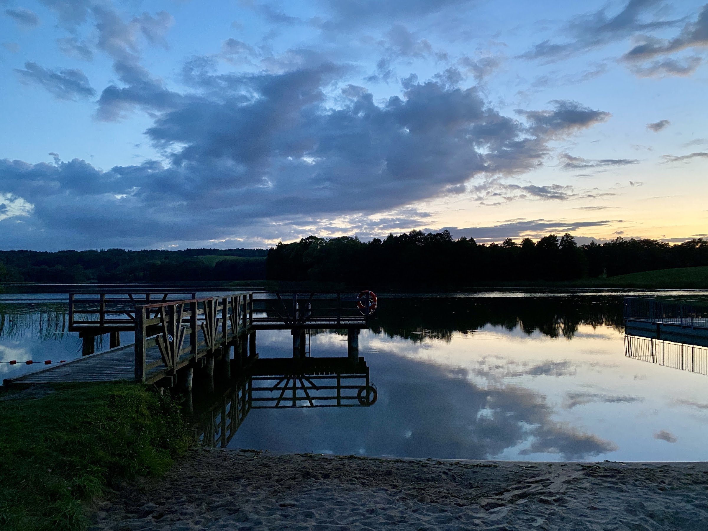 Plac rekreacyjny nad jeziorem Pobondzie